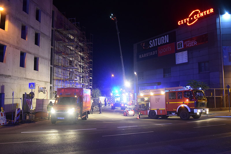 Hanau – Feuer auf dem Dach eines Neubaus