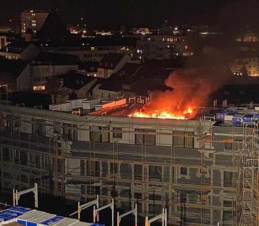Hanau – Feuer auf dem Dach eines Neubaus